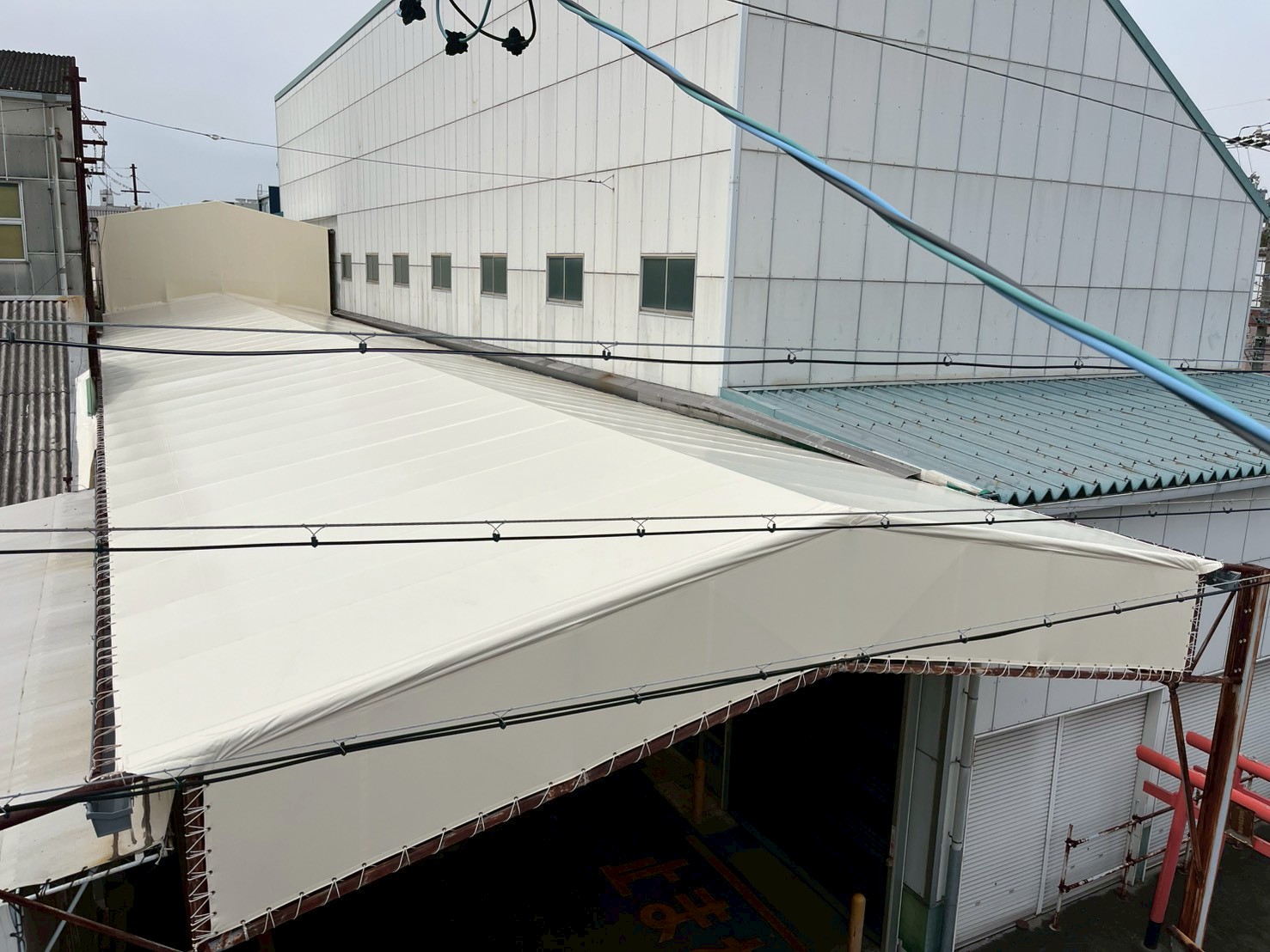 雨漏りしていた通路を快適に戻します！通路テントの生地替えを行いました！　｜熊本県