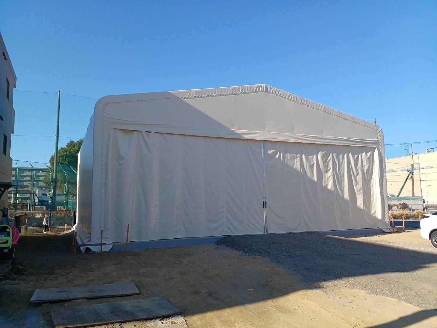 急な受注増加に対応する製造業向けテント倉庫の魅力