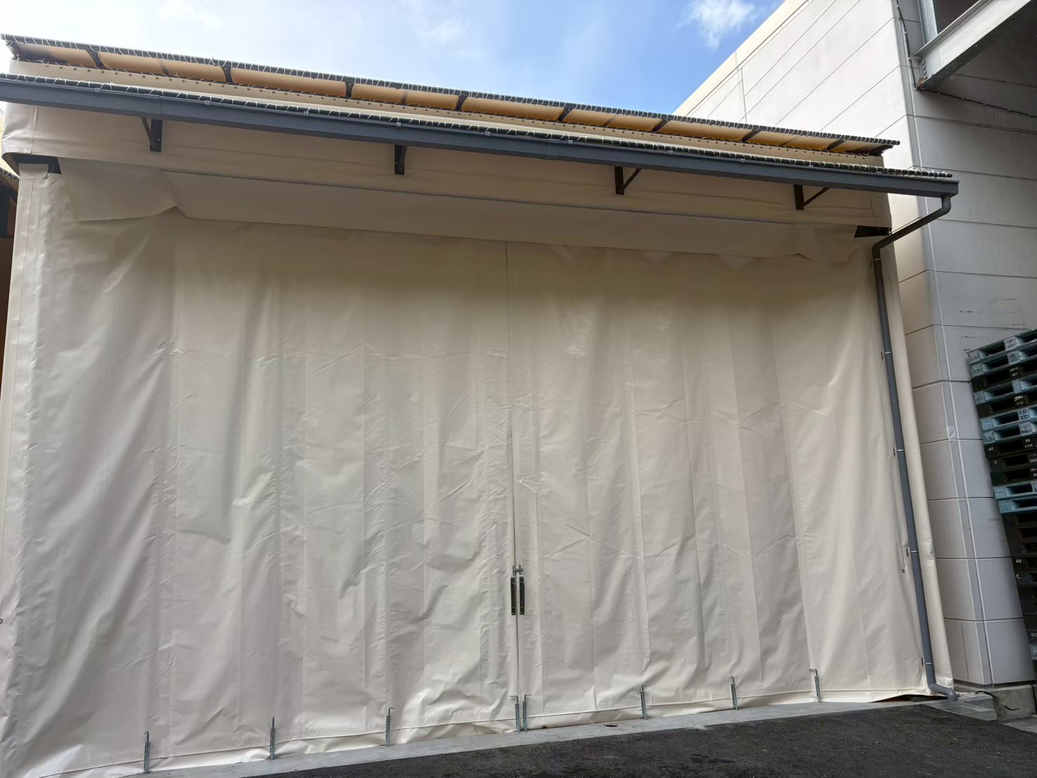 既存の通路テントを更にレベルアップ！間仕切・カーテンを取り付けました！　｜福岡県