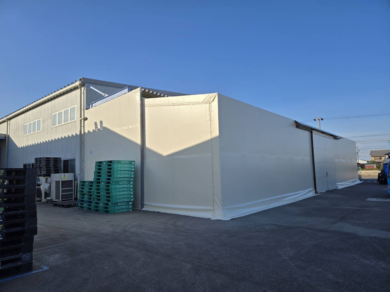 工場の入口を囲い、作業効率改善!上屋テントを建築しました。 |長崎県