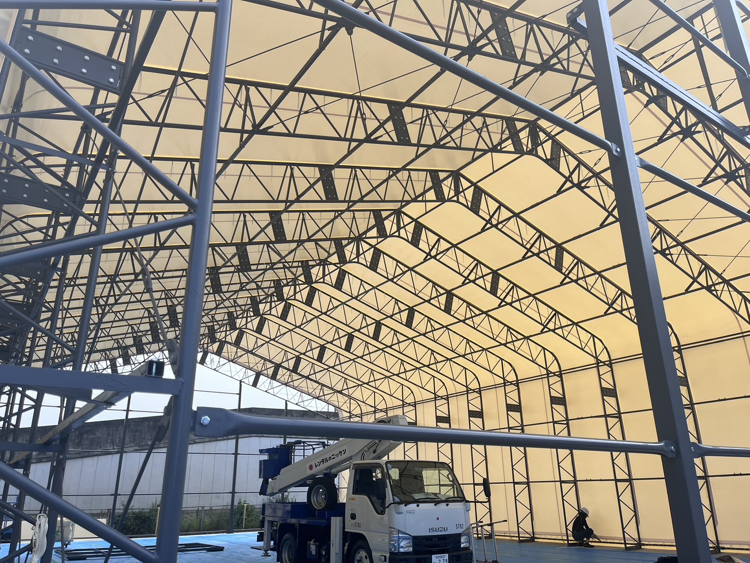 テント倉庫の建て方の模様を一部ご紹介します