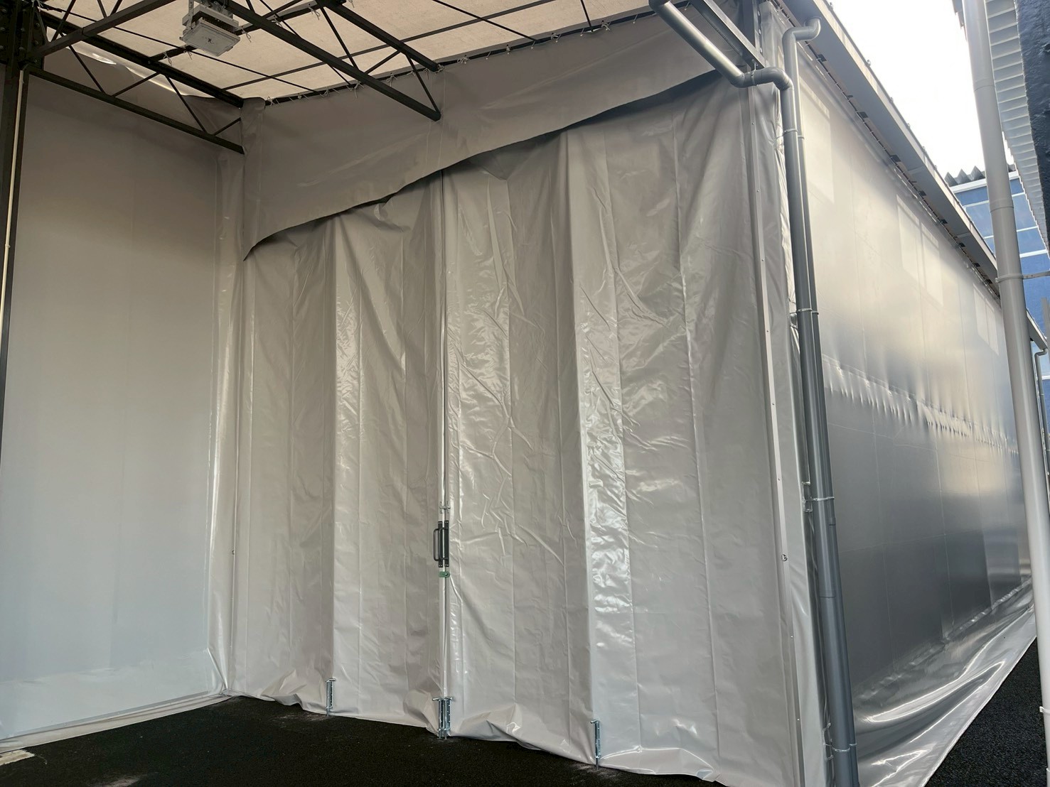 テント生地で作業スペースを快適に！芯材カーテンと衝立壁を取り付けました！　｜福岡県